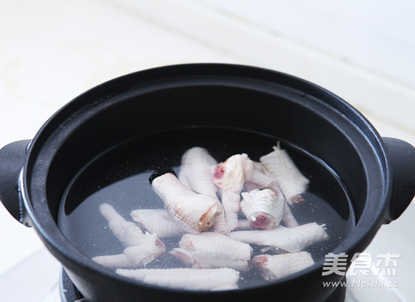 红<a href=/shicai/guopin/Zao/index.html target=_blank><u>枣</u></a><a href=/shicai/guopin/GuiYuan/index.html target=_blank><u>桂圆</u></a><a href=/shicai/guopin/HuaSheng/index.html target=_blank><u>花生</u></a>煲<a href=/shicai/rouqin/JiZha/index.html target=_blank><u>鸡爪</u></a>的做法