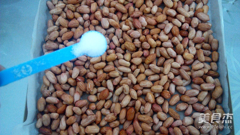 盐烤<a href=/shicai/guopin/HuaSheng/index.html target=_blank><u>花生</u></a>米的做法