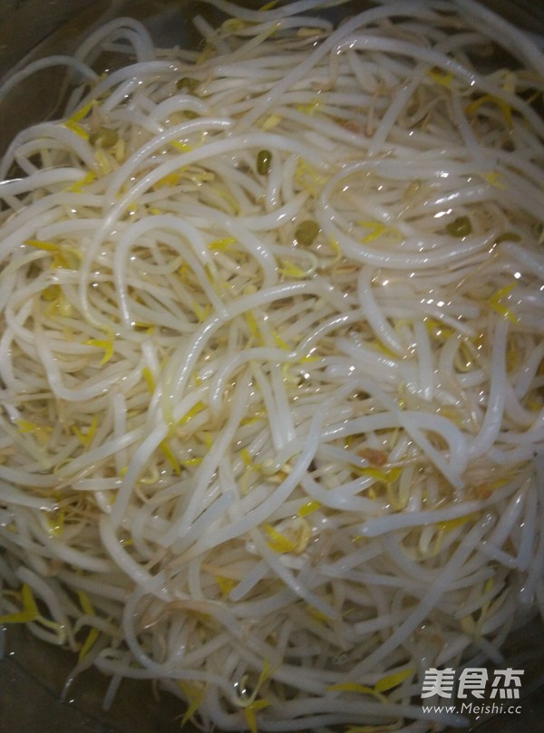 家常版炒绿<a href=/shicai/shucai/DouYa/index.html target=_blank><u>豆芽</u></a>的做法