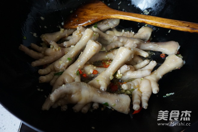 吮指鱼香凤爪的做法