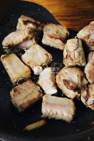 <a href=/shicai/guopin/LiZi/index.html target=_blank><u>栗子</u></a>焖<a href=/shicai/rouqin/PaiGu/index.html target=_blank><u>排骨</u></a>