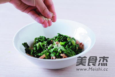 <a href=/shicai/shuichanpin/JinQiangYu/index.html target=_blank><u>金枪鱼</u></a>拌蓬蒿的做法