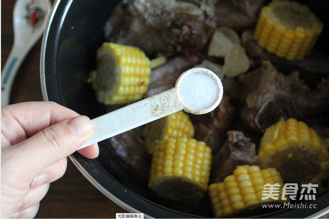 #苏泊尔# <a href=/shicai/mimian/YuMi/index.html target=_blank><u>玉米</u></a>炖<a href=/shicai/rouqin/PaiGu/index.html target=_blank><u>排骨</u></a>的做法