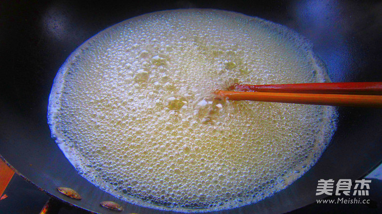 <a href=/shicai/guopin/HeiZhiMa/index.html target=_blank><u>黑<a href=/shicai/guopin/ZhiMa/index.html target=_blank><u>芝麻</u></a></u></a><a href=/shicai/guopin/HuaSheng/index.html target=_blank><u>花生</u></a>糖的做法