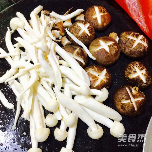 鲜菇焖鸡的做法