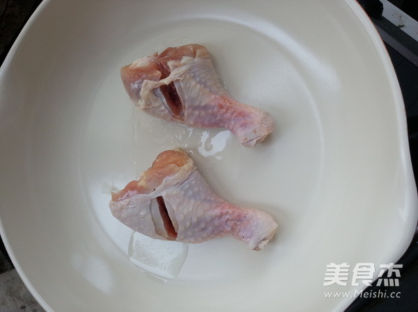 叶蘑焖<a href=/shicai/rouqin/JiTui/index.html target=_blank><u>鸡腿</u></a>的做法