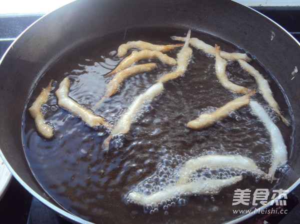 朱砂<a href=/shicai/shuichanpin/YinYu/index.html target=_blank><u>银鱼</u></a>的做法