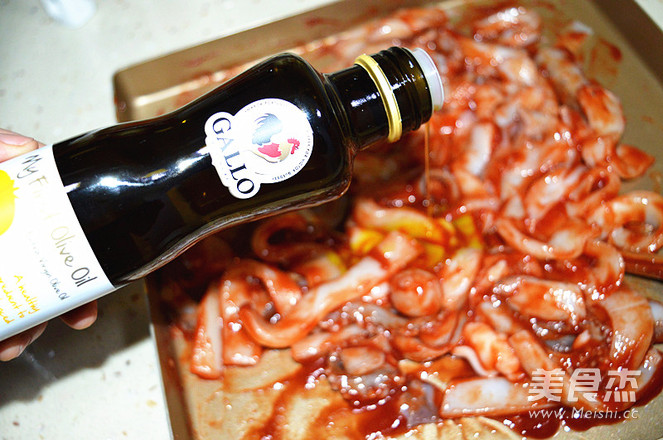 披萨酱烤<a href=/shicai/shuichanpin/YouYu/index.html target=_blank><u>鱿鱼</u></a>的做法