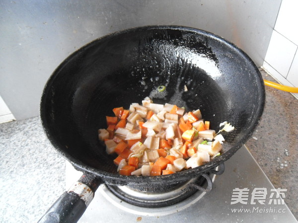 <a href=/shicai/shucai/LianOu/index.html target=_blank><u>莲<a href=/shicai/shucai/Ou/index.html target=_blank><u>藕</u></a></u></a><a href=/shicai/shucai/WanDou/index.html target=_blank><u>豌豆</u></a>粒的做法