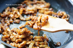 <a href=/shicai/rouqin/WuHuaRou/index.html target=_blank><u>五花肉</u></a>炒<a href=/shicai/shucai/LuoBo/index.html target=_blank><u>萝卜</u></a>干步骤5