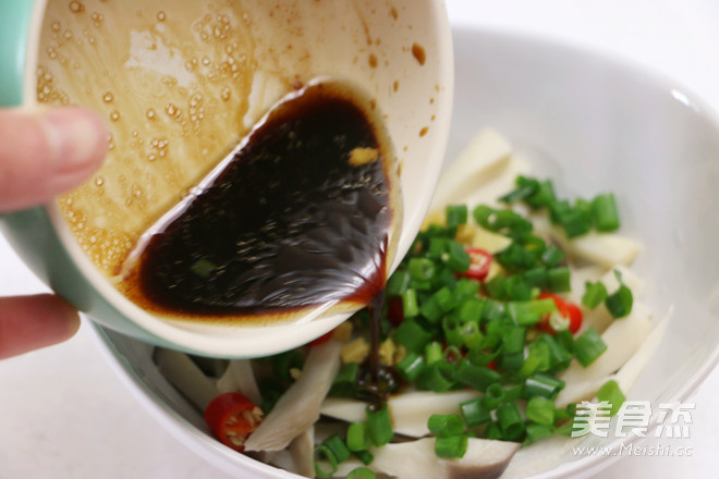 手撕<a href=/shicai/shucai/XingBaoGu/index.html target=_blank><u><a href=/shicai/guopin/Xing/index.html target=_blank><u>杏</u></a>鲍菇</u></a>的做法