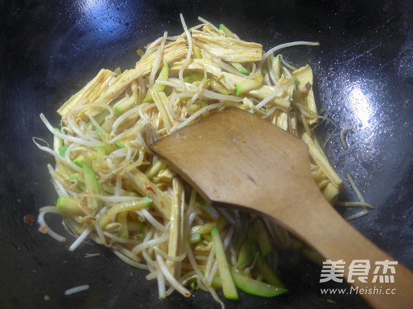 <a href=/shicai/mimian/FuZhu/index.html target=_blank><u>腐竹</u></a>绿<a href=/shicai/shucai/DouYa/index.html target=_blank><u>豆芽</u></a>炒<a href=/shicai/shucai/XiHuLu/index.html target=_blank><u>西葫芦</u></a>的做法