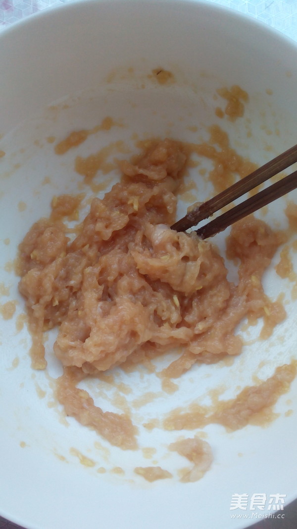 <a href=/shicai/rouqin/ZhengJi/index.html target=_blank><u>鸡肉</u></a>菌菇饺子的做法