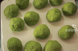 <a href=/shicai/guopin/HuaSheng/index.html target=_blank><u>花生</u></a>粉番薯青团