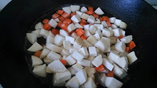 <a href=/shicai/shucai/XingBaoGu/index.html target=_blank><u><a href=/shicai/guopin/Xing/index.html target=_blank><u>杏</u></a>鲍菇</u></a>鸡丁