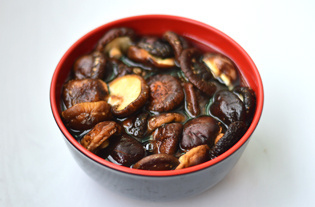 彩椒<a href=/shicai/shucai/XiangGu/index.html target=_blank><u>香菇</u></a>鸡