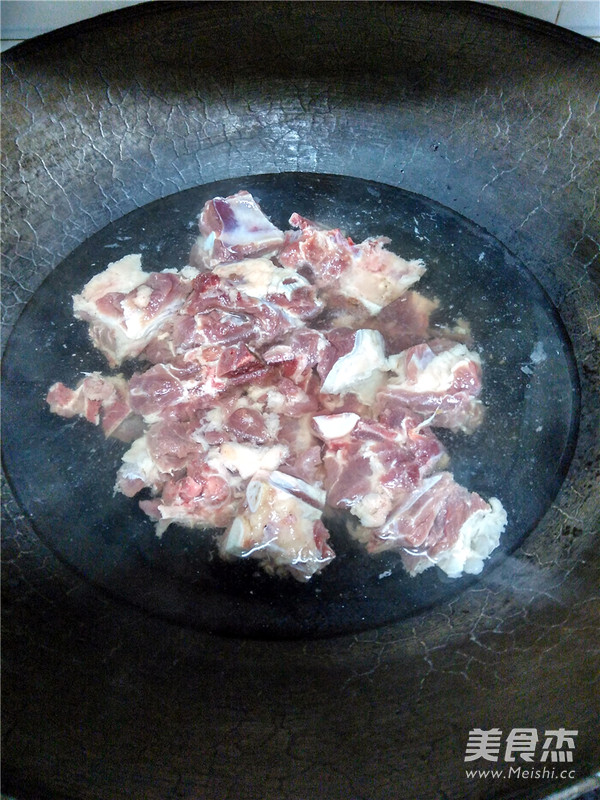 白<a href=/shicai/shucai/LuoBo/index.html target=_blank><u>萝卜</u></a><a href=/shicai/rouqin/PaiGu/index.html target=_blank><u>排骨</u></a>汤的做法