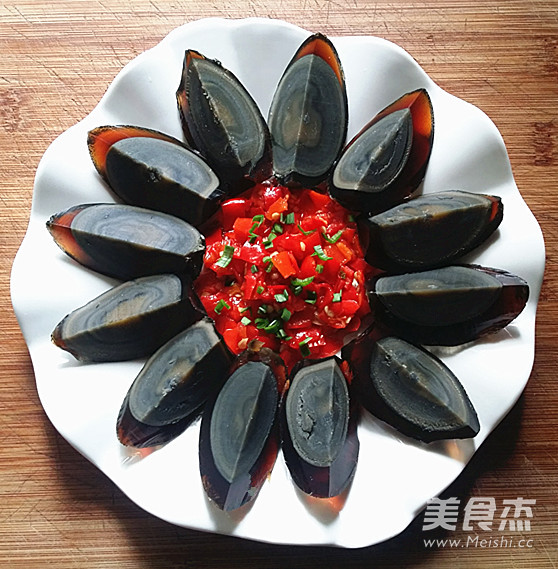 剁椒<a href=/shicai/rouqin/PiDan/index.html target=_blank><u>皮蛋</u></a>的做法