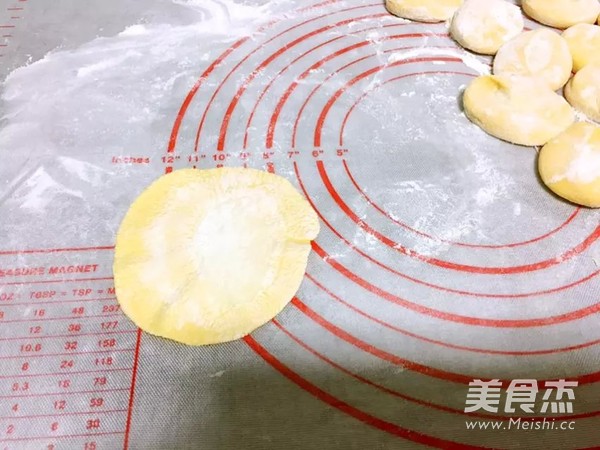 <a href=/shicai/shucai/YuanBaiCai/index.html target=_blank><u>圆<a href=/shicai/shucai/BaiCai/index.html target=_blank><u>白菜</u></a></u></a><a href=/shicai/rouqin/ZhuRou/index.html target=_blank><u>猪肉</u></a>水饺的做法