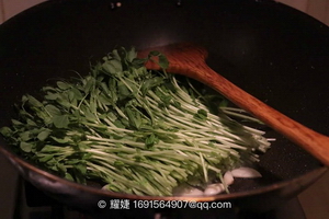 清炒<a href=/shicai/shucai/DouMiao/index.html target=_blank><u>豆苗</u></a>步骤2