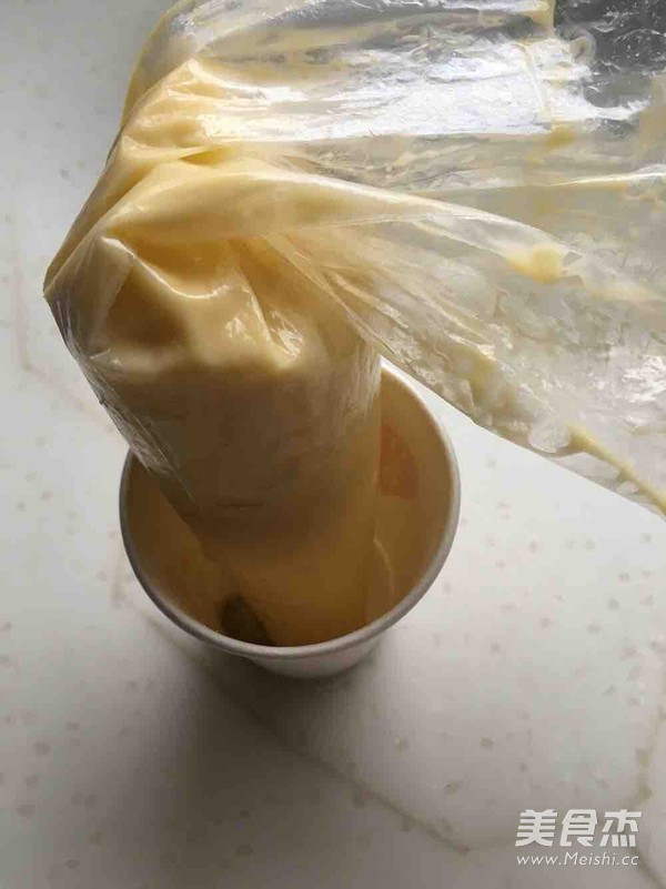 <a href=/shicai/mimian/NaiYou/index.html target=_blank><u>奶油</u></a>曲奇饼干的做法