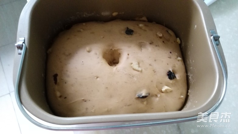 红糖核<a href=/shicai/guopin/Tao/index.html target=_blank><u>桃</u></a><a href=/shicai/mimian/MianBao/index.html target=_blank><u>面包</u></a>的做法