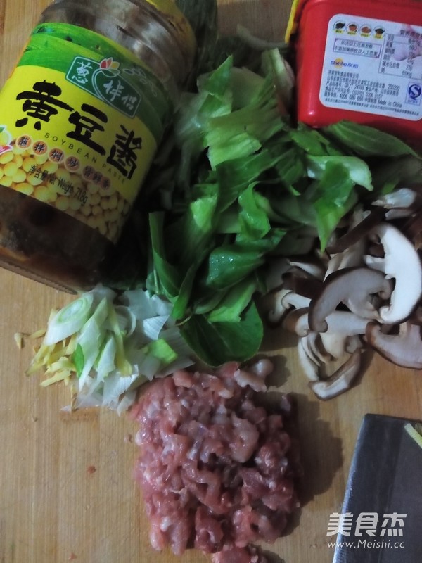 酱炒<a href=/shicai/mimian/MianTiao/index.html target=_blank><u>面条</u></a>的做法