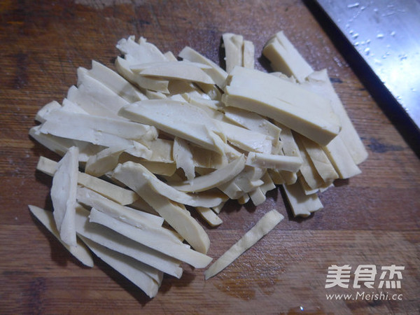 酱肉素鸡炒<a href=/shicai/shucai/QinCai/index.html target=_blank><u>芹菜</u></a>的做法