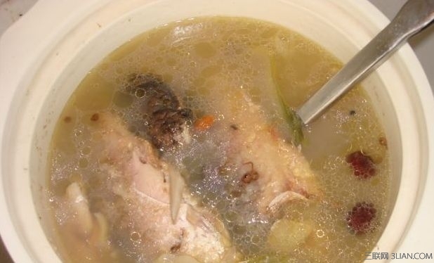 滋补<a href=/shicai/shuichanpin/HeiYu/index.html target=_blank><u>黑鱼</u></a>汤的做法