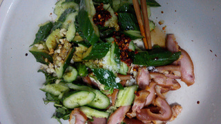 <a href=/shicai/rouqin/ZhuTouRou/index.html target=_blank><u>猪头肉</u></a>拌<a href=/shicai/shucai/HuangGua/index.html target=_blank><u>黄瓜</u></a>