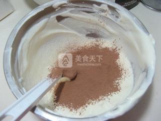 双色<a href=zt/qifengdg target=_blank><u>戚风蛋糕</u></a>