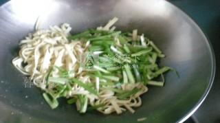 <a href=/shicai/shucai/JiuCai/index.html target=_blank><u>韭菜</u></a>炒干<a href=/shicai/mimian/DouFu/index.html target=_blank><u>豆腐</u></a>