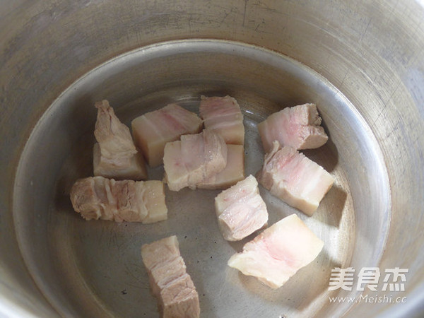 青<a href=/shicai/mimian/HuangDou/index.html target=_blank><u>黄豆</u></a><a href=/shicai/rouqin/WuHuaRou/index.html target=_blank><u>五花肉</u></a>汤的做法