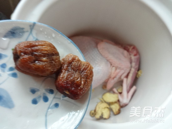 <a href=/shicai/shucai/YuXingCao/index.html target=_blank><u>鱼腥草</u></a>炖鸡汤的做法