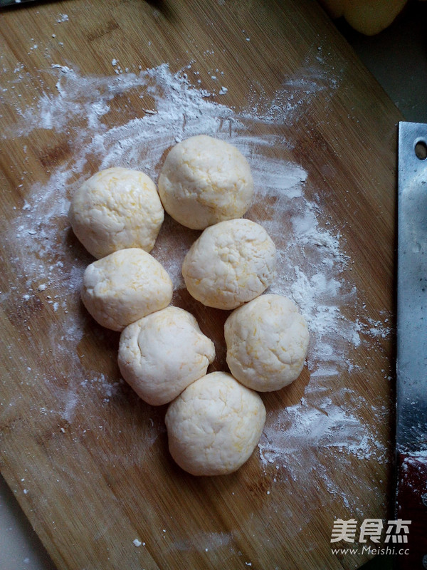 <a href=/shicai/shucai/NanGua/index.html target=_blank><u>南瓜</u></a>饼的做法