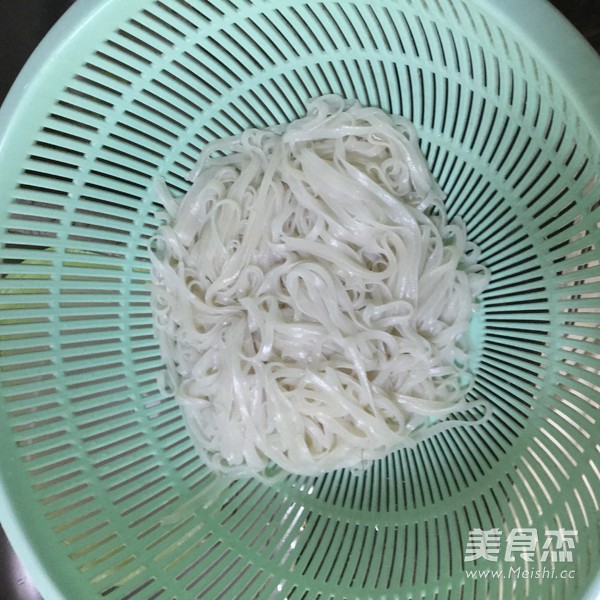 <a href=/shicai/shucai/TongHao/index.html target=_blank><u>茼蒿</u></a>面的做法