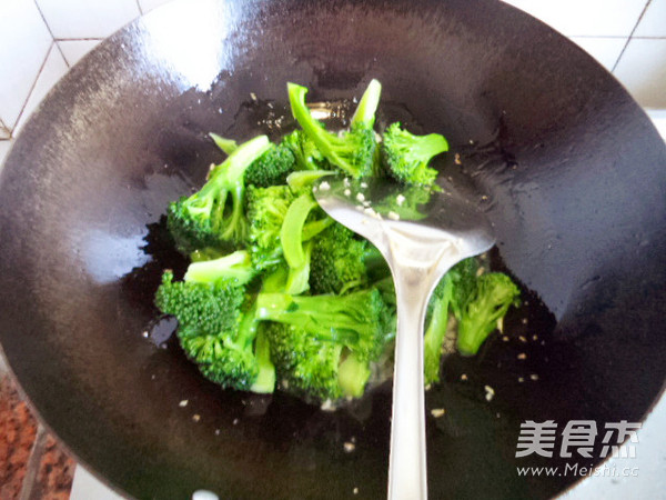 蒜香<a href=/shicai/shucai/XiLanHua/index.html target=_blank><u>西兰花</u></a>的做法