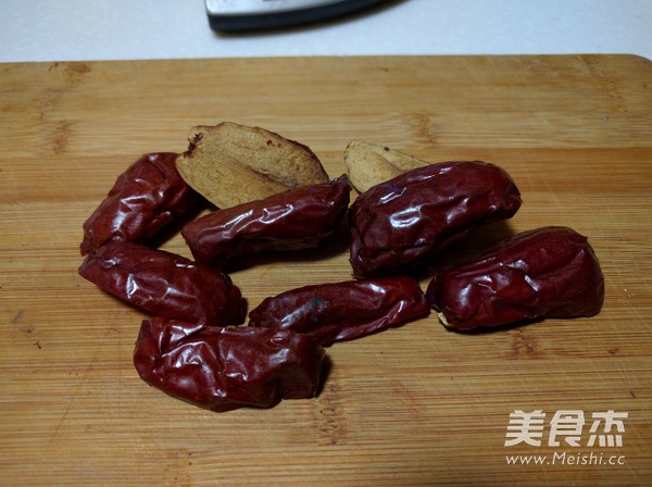 倍浓红<a href=/shicai/guopin/Zao/index.html target=_blank><u>枣</u></a><a href=/shicai/mimian/DouJiang/index.html target=_blank><u>豆浆</u></a>的做法