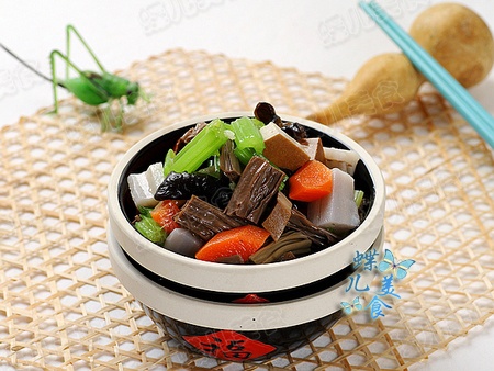 <a href=/shicai/shucai/LianOu/index.html target=_blank><u>莲<a href=/shicai/shucai/Ou/index.html target=_blank><u>藕</u></a></u></a><a href=/shicai/shucai/QinCai/index.html target=_blank><u>芹菜</u></a>拌<a href=/shicai/mimian/HeiDou/index.html target=_blank><u>黑豆</u></a><a href=/shicai/mimian/FuZhu/index.html target=_blank><u>腐竹</u></a>步骤