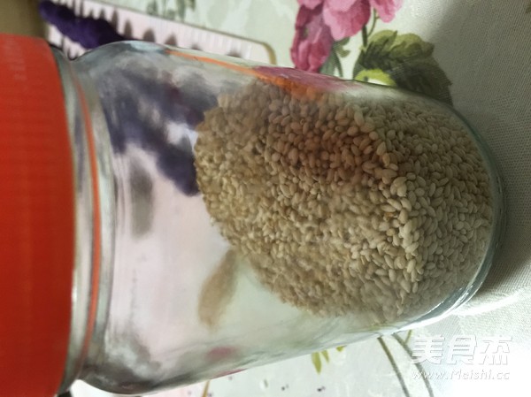 <a href=/shicai/guopin/ZhiMa/index.html target=_blank><u>芝麻</u></a><a href=/shicai/shucai/ZiShu/index.html target=_blank><u>紫薯</u></a>饼的做法