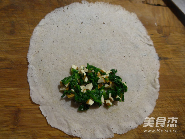 <a href=/shicai/mimian/XiangGan/index.html target=_blank><u>香干</u></a>蒿菜馅春卷的做法