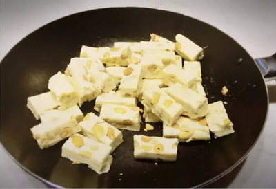 <a href=/shicai/guopin/HuaSheng/index.html target=_blank><u>花生</u></a>牛轧糖步骤8