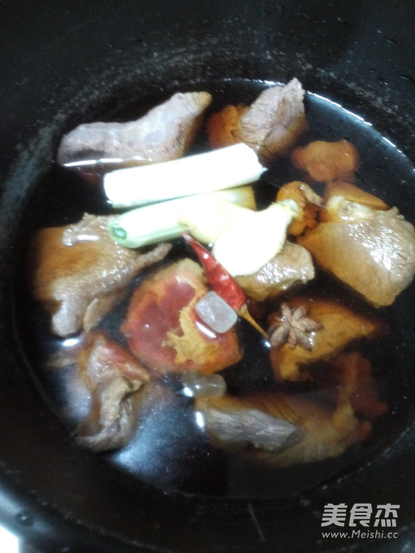 <a href=/shicai/rouqin/NiuRou/index.html target=_blank><u>牛肉</u></a>面的做法