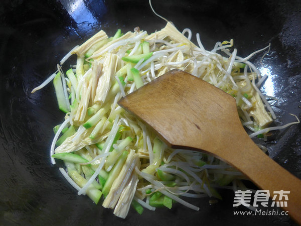 <a href=/shicai/mimian/FuZhu/index.html target=_blank><u>腐竹</u></a>绿<a href=/shicai/shucai/DouYa/index.html target=_blank><u>豆芽</u></a>炒<a href=/shicai/shucai/XiHuLu/index.html target=_blank><u>西葫芦</u></a>的做法