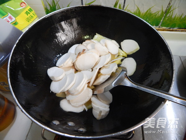 香辣<a href=/shicai/shucai/XingBaoGu/index.html target=_blank><u><a href=/shicai/guopin/Xing/index.html target=_blank><u>杏</u></a>鲍菇</u></a>炒<a href=/shicai/shucai/TuDou/index.html target=_blank><u>土豆</u></a>片的做法