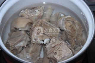 <a href=/shicai/shucai/LuoBo/index.html target=_blank><u>萝卜</u></a>羊骨汤