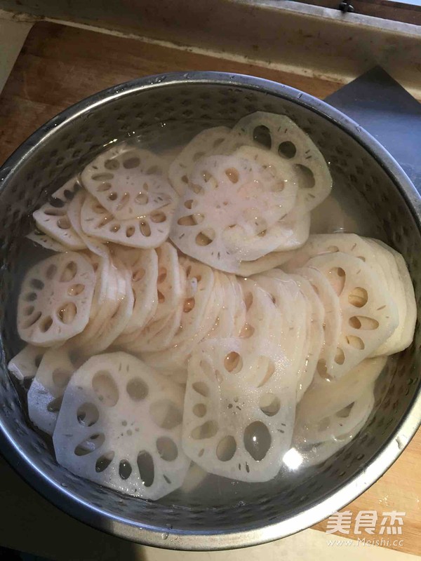 <a href=/shicai/guopin/NingMeng/index.html target=_blank><u>柠檬</u></a><a href=/shicai/shucai/Ou/index.html target=_blank><u>藕</u></a>片的做法