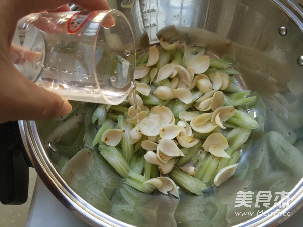 <a href=/shicai/shucai/XiQin/index.html target=_blank><u>西芹</u></a><a href=/shicai/shucai/BaiHe/index.html target=_blank><u>百合</u></a>的做法