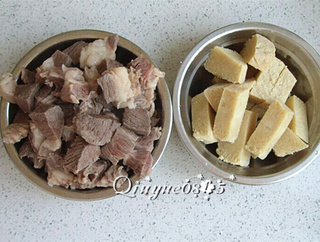 <a href=/shicai/rouqin/NiuRou/index.html target=_blank><u>牛肉</u></a>炖冻<a href=/shicai/mimian/DouFu/index.html target=_blank><u>豆腐</u></a>