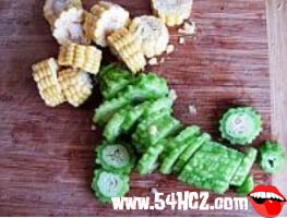 <a href=/shicai/shucai/KuGua/index.html target=_blank><u>苦瓜</u></a>汤的做法3